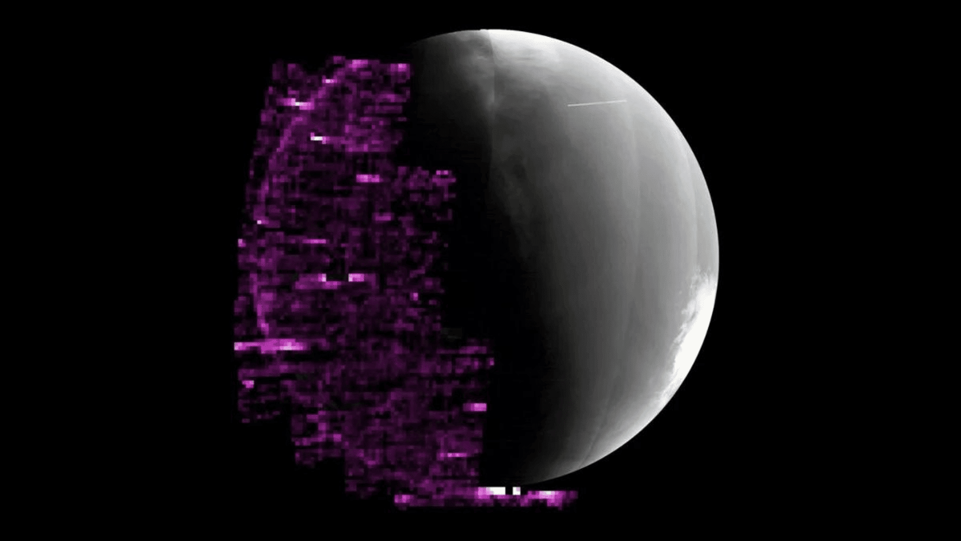 El color púrpura brillante representa la aurora boreal en el lado nocturno de Marte, que fue detectada por el instrumento ultravioleta a bordo del módulo de aterrizaje MAVEN de la NASA.