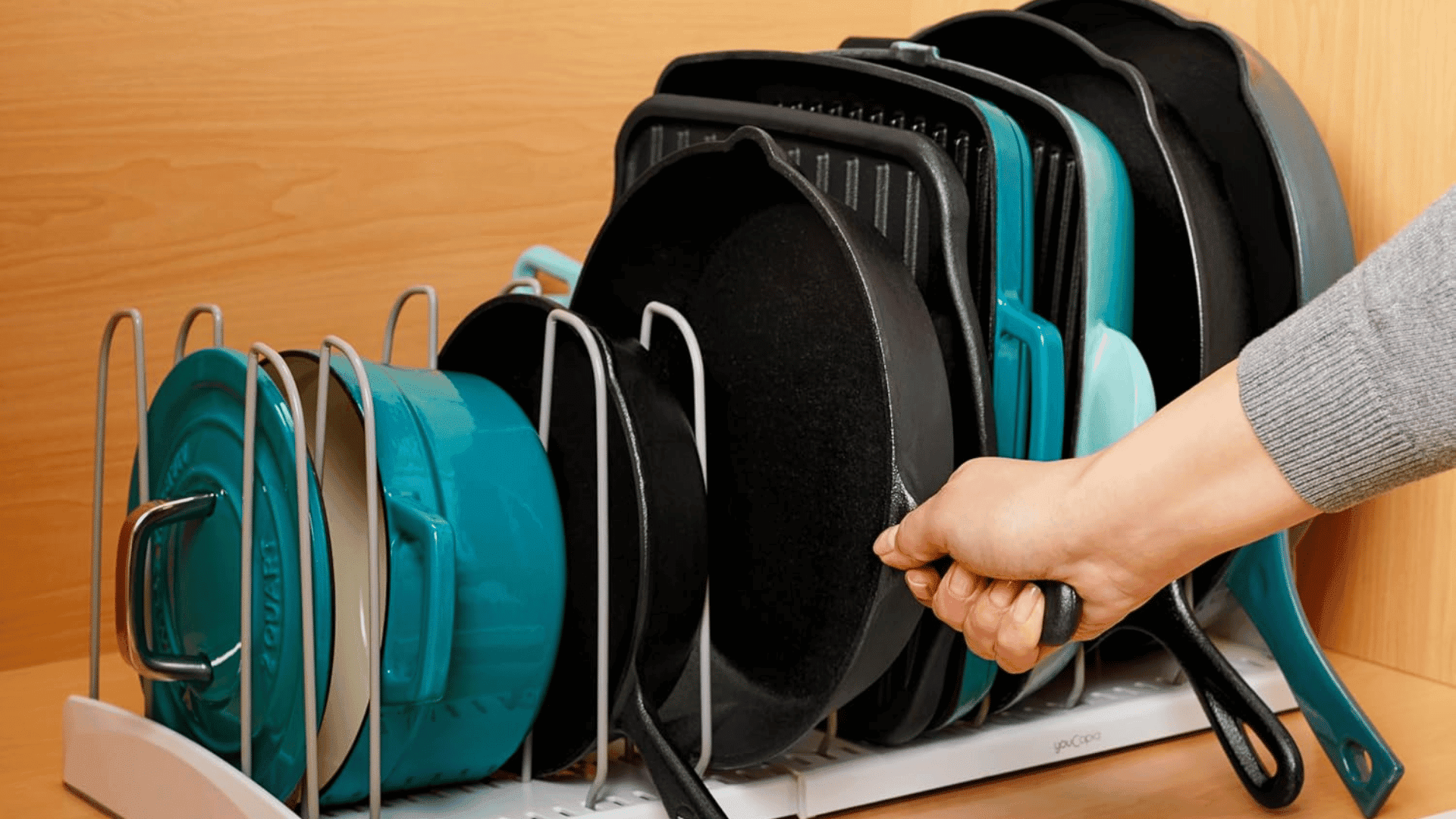 Expandable cookware rack; Photo: Amazon