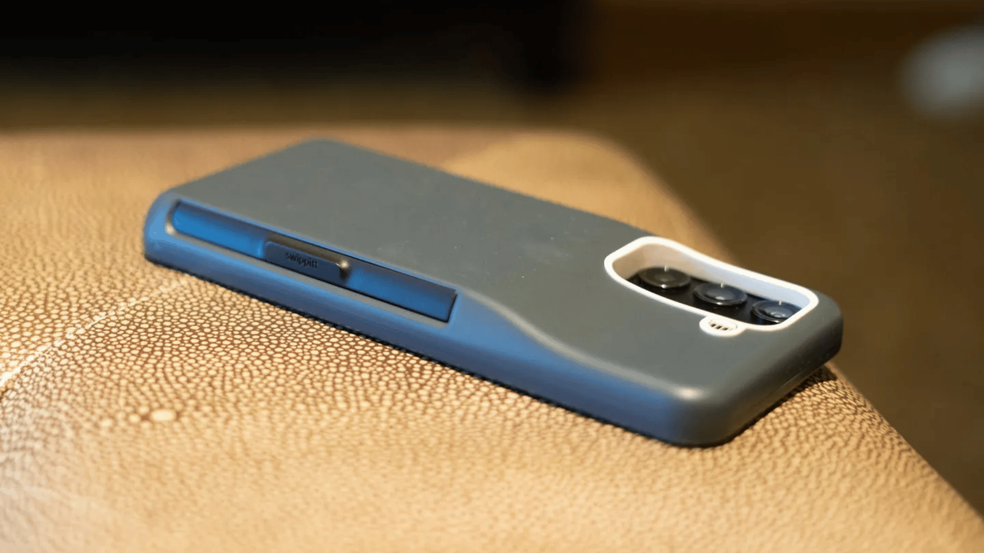 Swippitt phone case with interchangable battery; Photo: Allison Johnson : The Verge